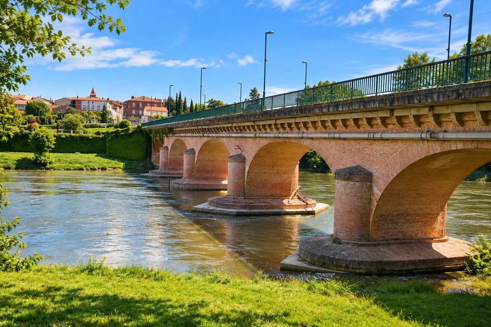 Le pont de brique sur l’Ariège et les toits d’Auterive