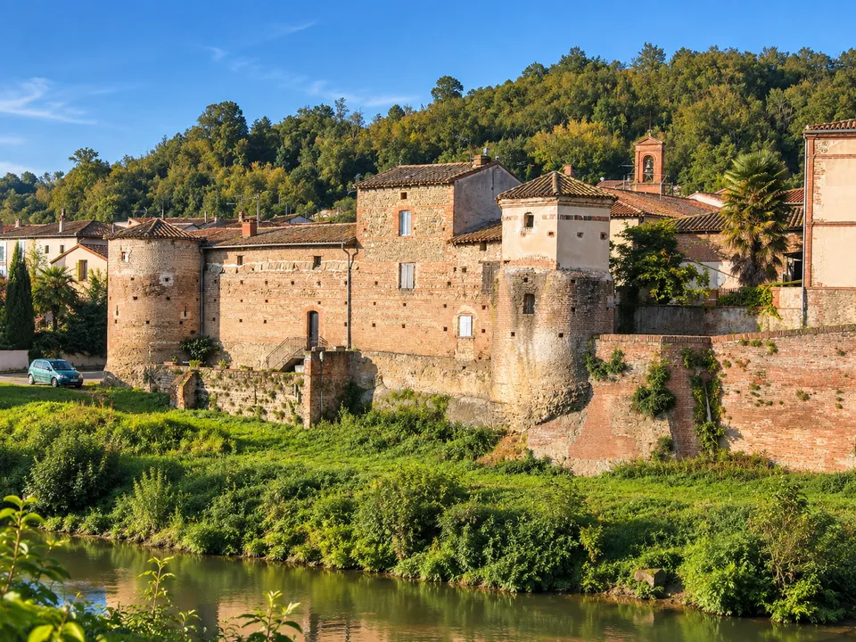 Les remparts et les maisons anciennes de Calmont au bord de l’eau
