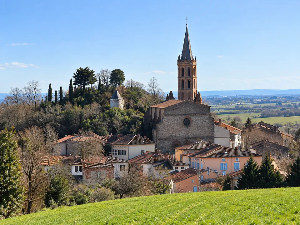Le village de Cintegabelle et son clocher, vus depuis les coteaux
