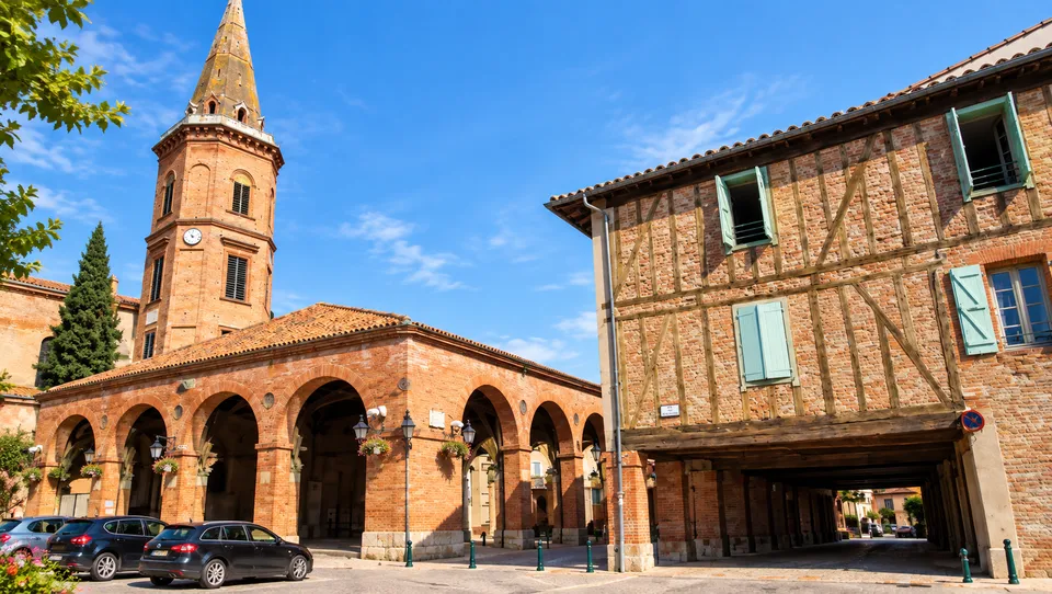 La halle et les maisons à colombages de Mazères